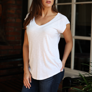 SOPHIE V-NECK - Simple Laguna (WOMEN'S TEE) - model