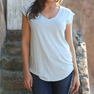 SOPHIE V-NECK - Simple Laguna (WOMEN'S TEE) - model - focused